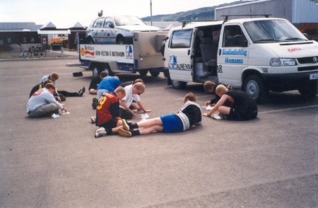 Unglingar að vinna verkefni í blíðskaparveðri framan við Verkmenntaskólann á Akureyri. Myndin er tekin sumarið 1999.